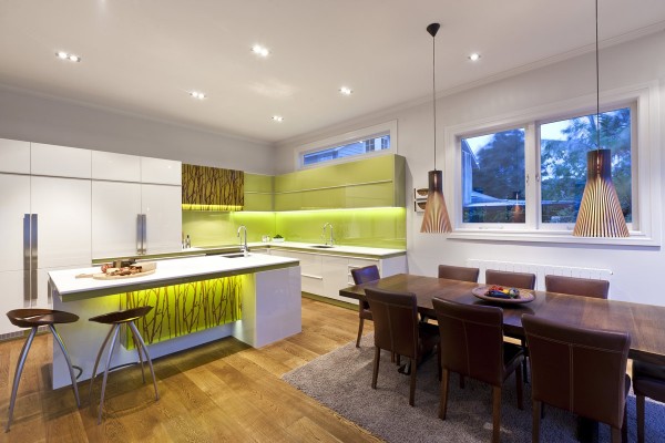 green-and-white-modern-kitchen-600x400