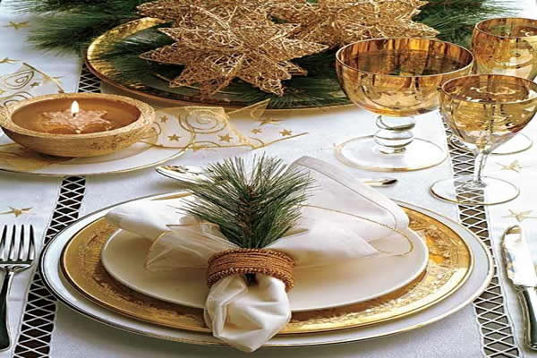 mesa-de-natal-com-jogo-de-jantar-dourado