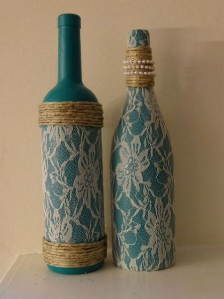 garrafa decorada com barbante e tecido