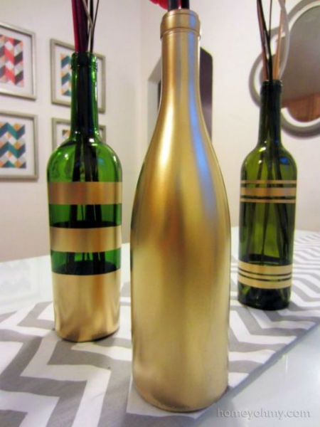 garrafa decorada com fitas douradas